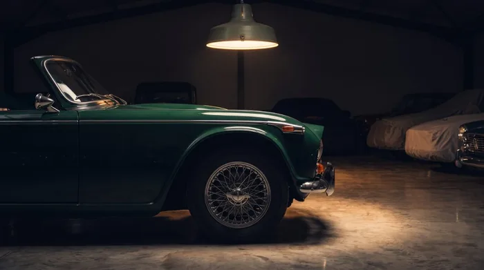 Automóvel numa garagem privada.