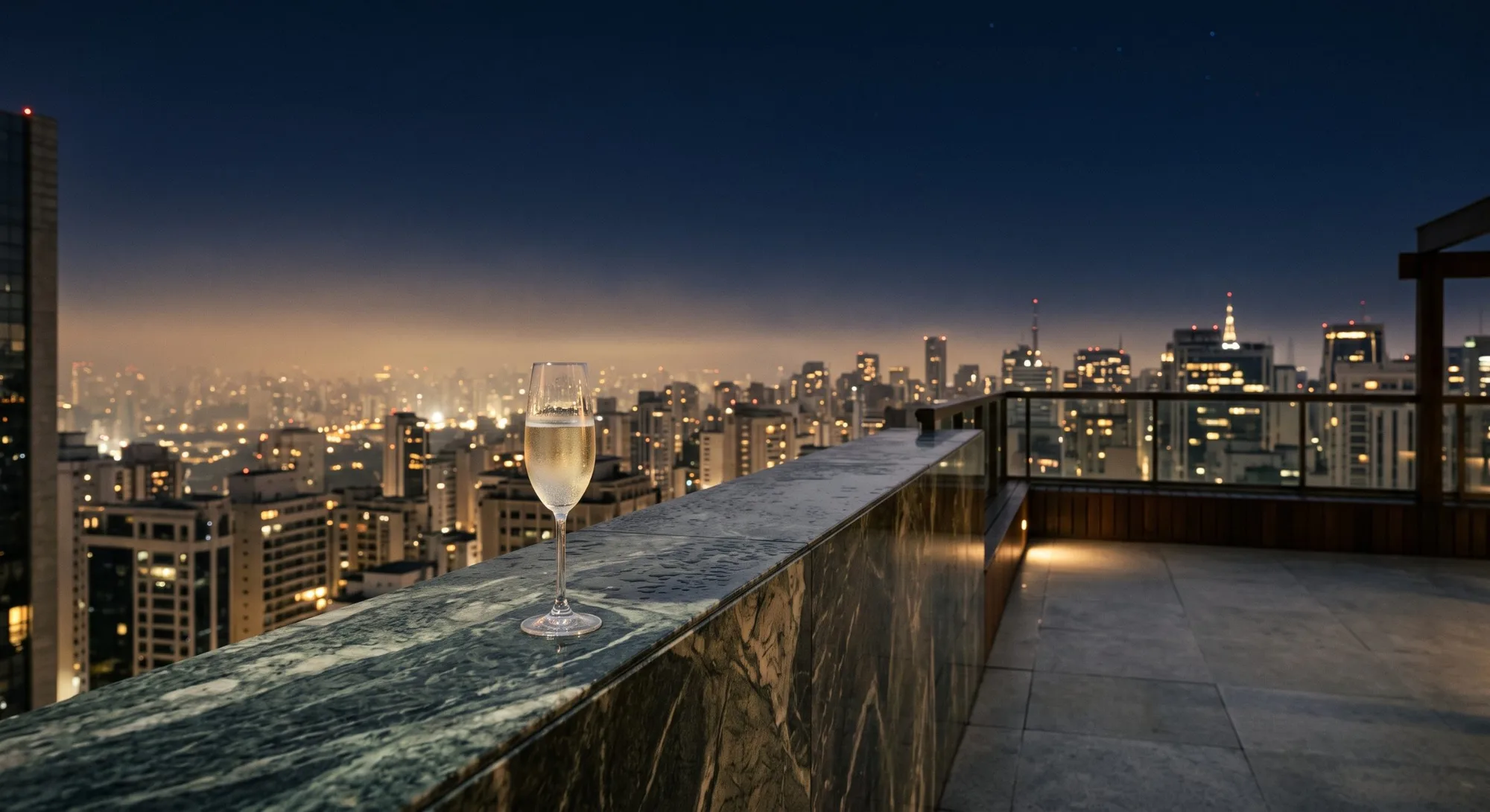 Vista noturna de um terraço.